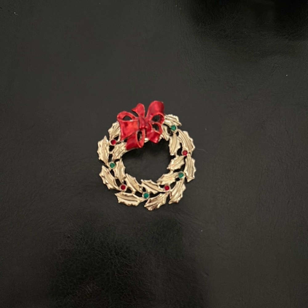 Gold-tone Metal Red Green Rhinestones Holiday Christmas Wreath Pin​